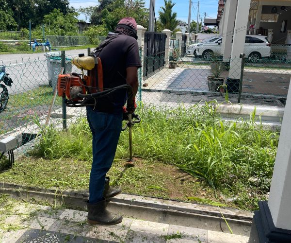 Mesin dan Meracun Rumput 1