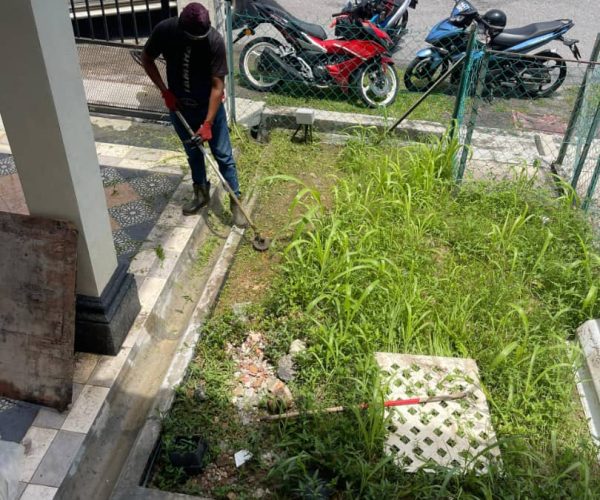 Mesin dan Meracun Rumput 5